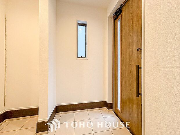 明るくコントラストのある、開放感と清潔感を兼ね備えた玄関。