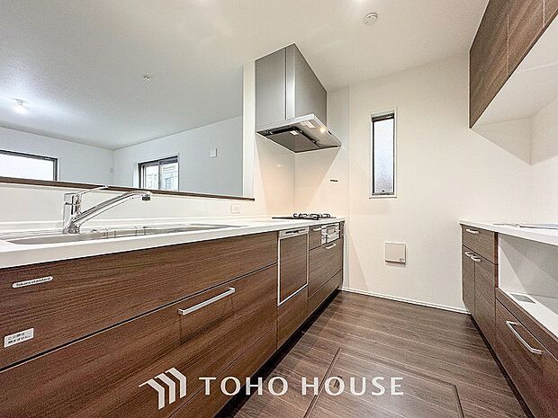 お手入れのしやすいすっきりしたシステムキッチンを採用しました。