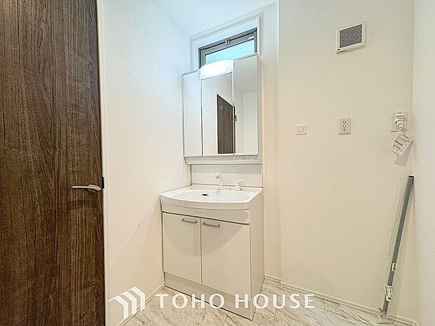 洗面台・洗面所パウダールームはナチュラルな雰囲気で清潔な印象。