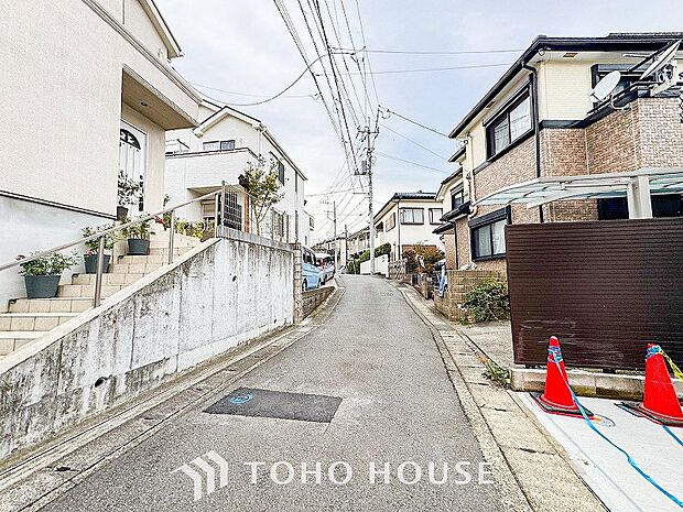 前面道路含む現地写真『快適』は「家」と「街」と「環境」が調和した時に訪れるだと改めて感じさせてくれます。