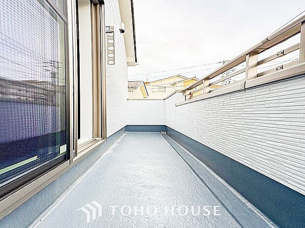 暮らしの中で光と風を演出してくれるバルコニー。