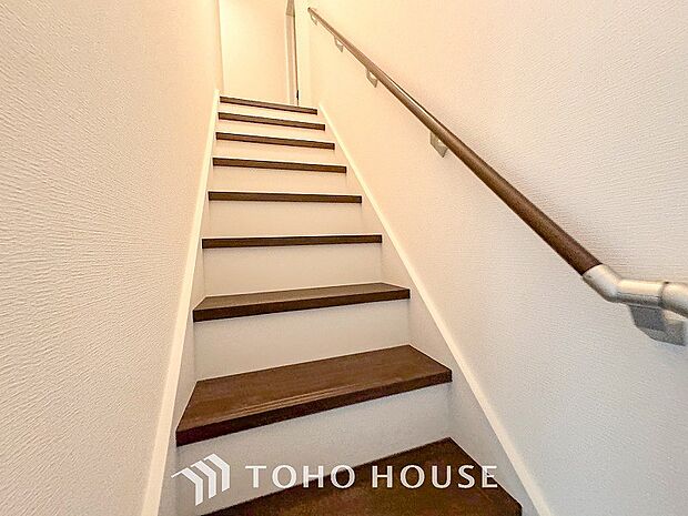 階段にはお子様やお年寄りに安心な手すりをご用意。