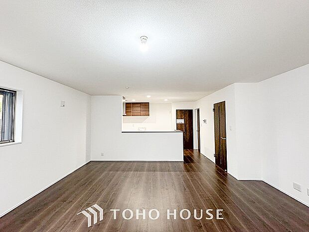 対面式キッチンのあるLDKで家族の会話が弾みます。