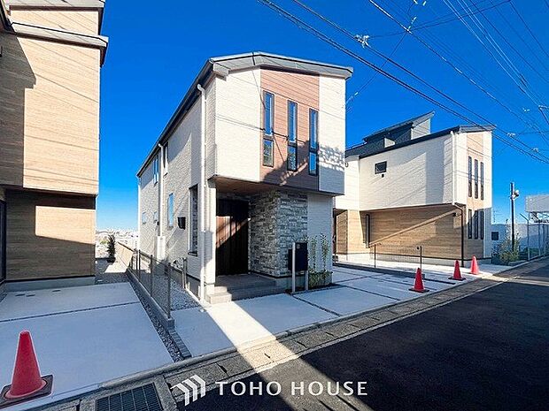 住む人や訪れる人やさしくエスコートする玄関アプローチ。