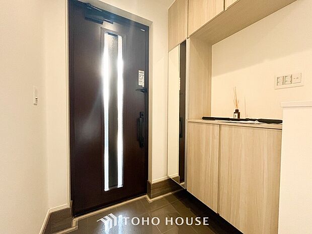 帰り着くたびに洗練されたテイストの空間に迎えられ誇りと喜びを感じる玄関まわりです。