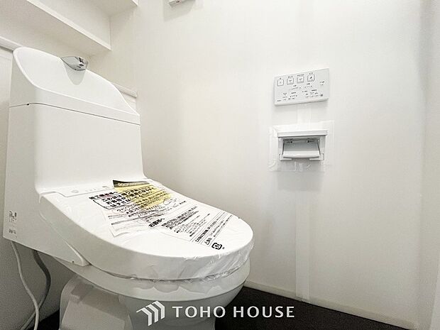 トイレはシンプルにホワイトで統一した温水洗浄付です。