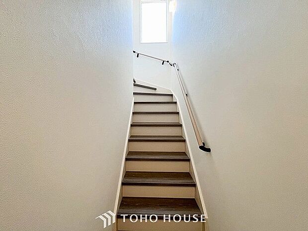 各フロアを結ぶ階段。集いの空間と一人の時間を楽しむプライベートルームをバランスよく繋いでいます。