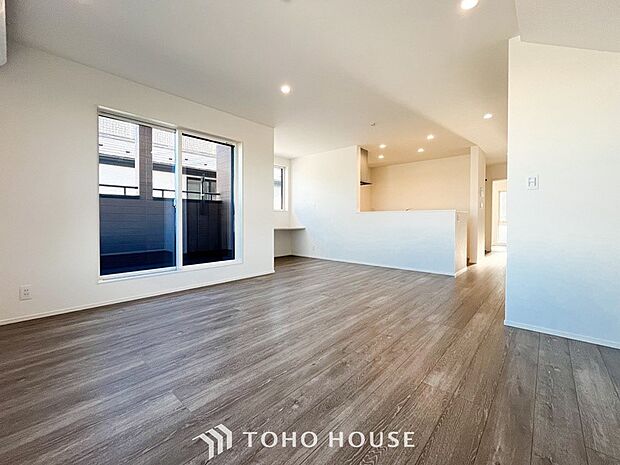 光と風があふれる開放的なリビングダイニングには自然と家族みんなが集まってきます。