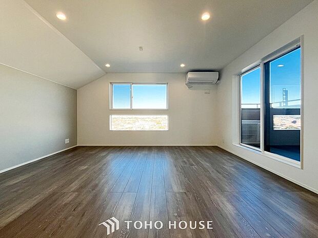 やわらかな陽射しがふりそそぎ、室内に開放感と爽快感をもたらします。