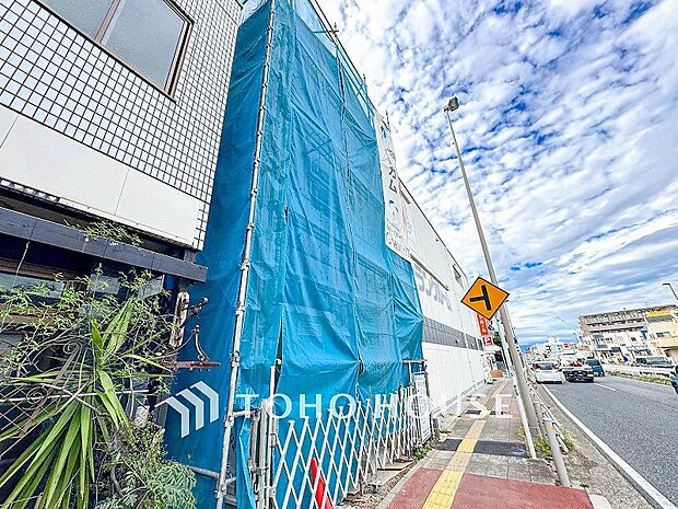 前面道路含む現地写真『快適』は「家」と「街」と「環境」が調和した時に訪れるだと改めて感じさせてくれます。
