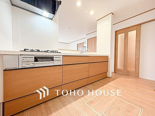 明るい自然光が入る対面キッチン。家族そろってキッチンに立っても調理がしやすい余裕の広さ。