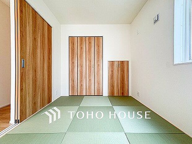 いぐさの香るしっとりと落ち着いた雰囲気の和室です。