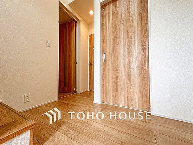 上質感漂う廊下。居住者の帰り、訪れる方を優しく迎え安らぎに満ちた生活空間を予感させます。