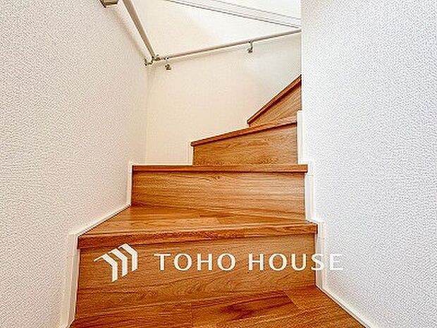 各フロアを結ぶ階段。集いの空間と一人の時間を楽しむプライベートルームをバランスよく繋いでいます。