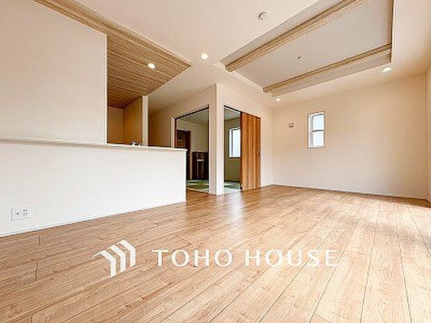 忙しい朝でも、しっかり家族が揃って食事をして頂けるゆとりある大きさのダイニングスペース。