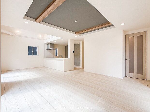 やわらかな陽射しがふりそそぎ、室内に開放感と爽快感をもたらします。