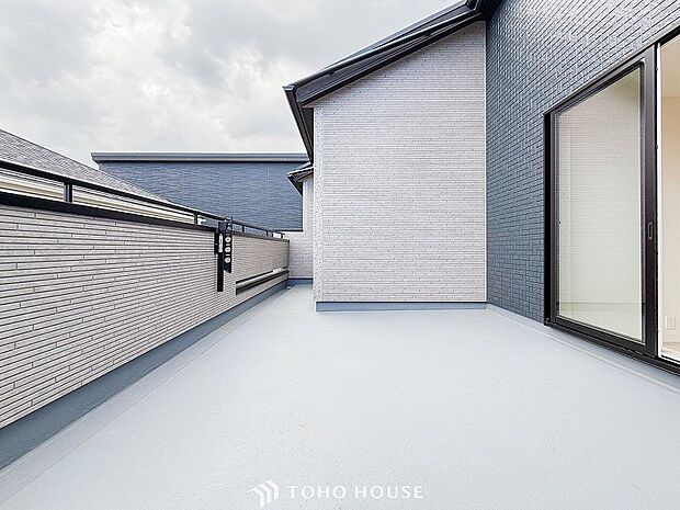 心地よい風を肌で感じることのできるバルコニー。