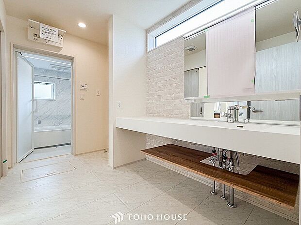 清潔感のあるプライベート空間は、身だしなみチェックや肌のお手入れに最適です。