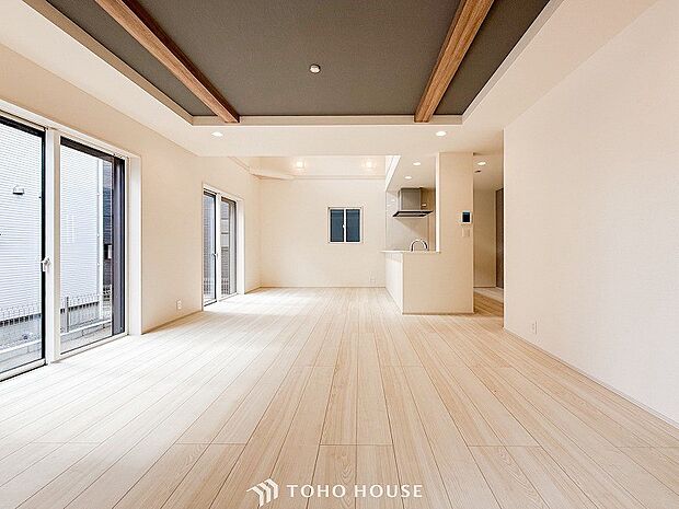 大きな窓から明るい陽射しが射し込む家族みんなの憩いの場。寛ぎとコミュニケーションを育む居心地のよい場所になりそうです。