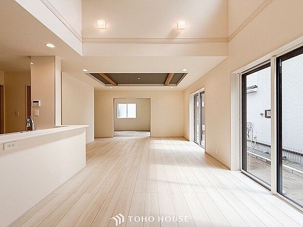 光と風があふれる開放的なリビングダイニングには自然と家族みんなが集まってきます。