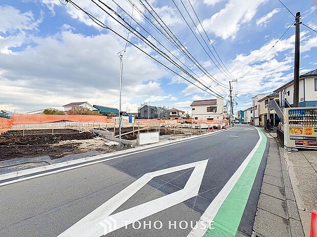 前面道路含む現地写真『快適』は「家」と「街」と「環境」が調和した時に訪れるだと改めて感じさせてくれます。