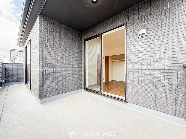 心地よい風を肌で感じることのできるバルコニー。