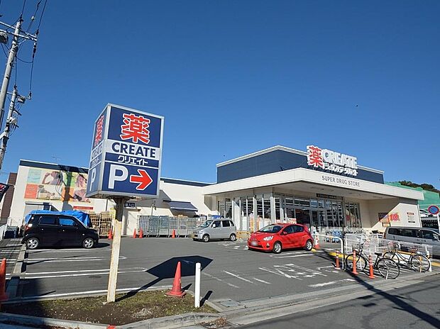 お薬や日用品はもちろん、冷蔵食品・冷凍食品・野菜・精肉・酒などをお手ごろ価格で取り揃える頼もしいお店