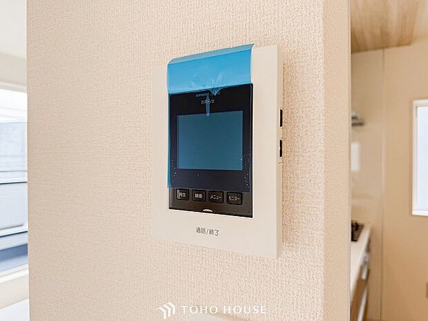 誰が来てもわかる様にモニター付きインターホンを設置。