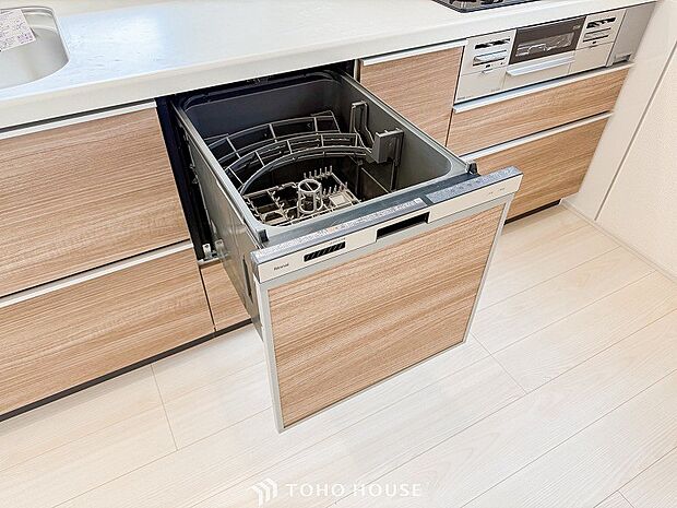 手洗いに比べ節水効果が高く、食器の洗浄から乾燥まで、食後の水仕事を軽減します。