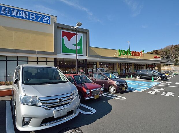 毎日の暮らしを彩る食料品が品揃え豊富に揃います。駐車場124台完備。