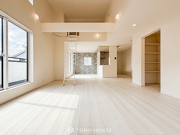 光と風があふれる開放的なリビングダイニングには自然と家族みんなが集まってきます。