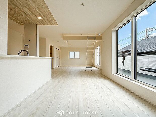 対面式キッチンのあるLDKで家族の会話が弾みます。