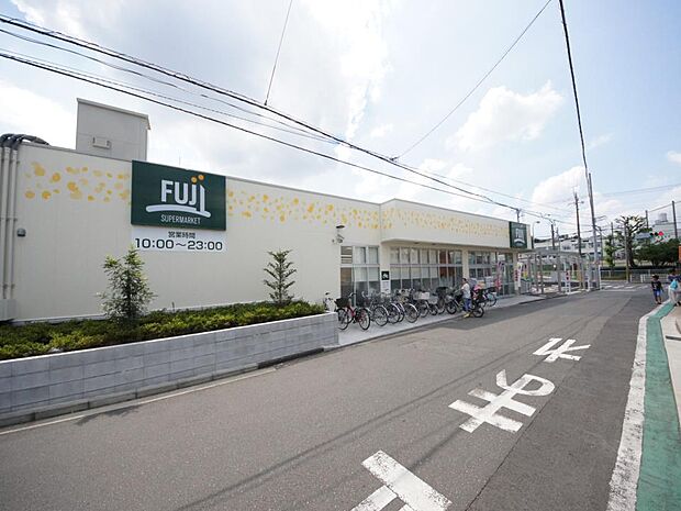 生鮮食品やお惣菜などの食料品、生活必需品が揃っています。夜帰りが遅くても利用でき便利。