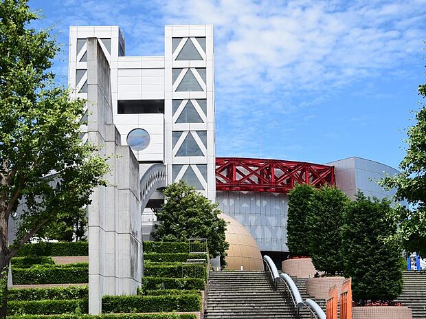 こどもたちが未来に向かって、「地球市民」の一員として成長していくように、感受性や創造力を育くむ総合的な県立施設です。年間を通してワークショップやイベントが開催されています。