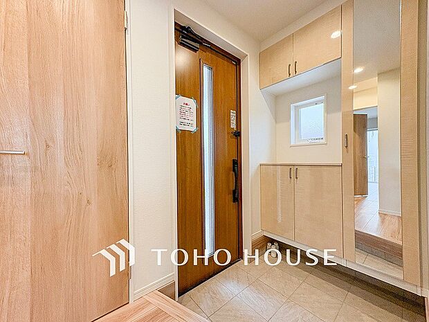 明るく開放感のある玄関。居住者の帰り、訪れる方を優しく迎えてくれます。