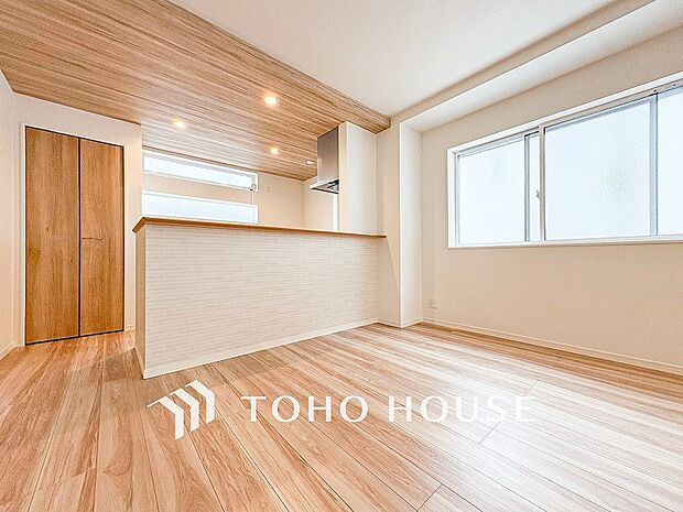 忙しい朝でも、しっかり家族が揃って食事をして頂けるゆとりある大きさのダイニングスペース。