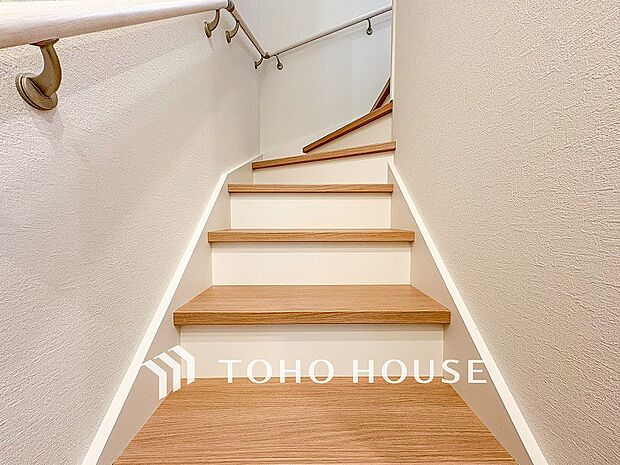 階段にはお子様やお年寄りに安心な手すりをご用意。