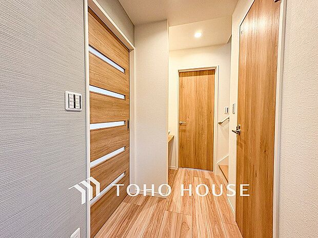 上質感漂う廊下。居住者の帰り、訪れる方を優しく迎える・安らぎに満ちた生活空間を予感させる。