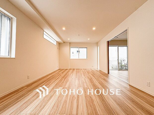 やわらかな陽射しがふりそそぎ、室内に開放感と爽快感をもたらします。