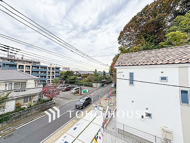 豊かな眺望にふさわしい空間には、通風・採光にも優れ、心地よい光と風があふれています。