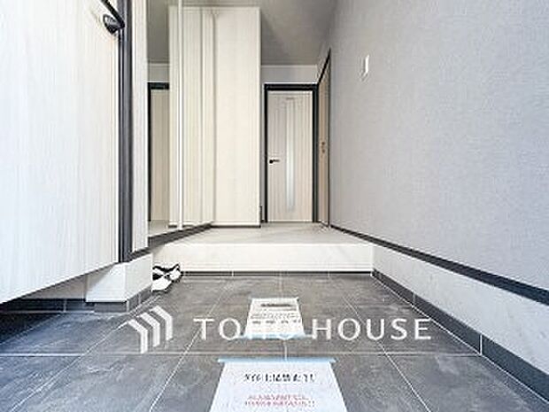 明るくコントラストのある、開放感と清潔感を兼ね備えた玄関。