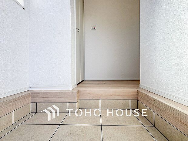 明るくコントラストのある、開放感と清潔感を兼ね備えた玄関。