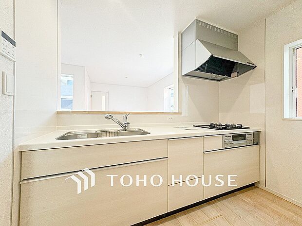 お手入れのしやすいすっきりしたシステムキッチンを採用しました。