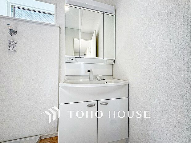 洗面台・洗面所三面鏡裏収納には化粧品や洗面用品類をすっきり整理できます。