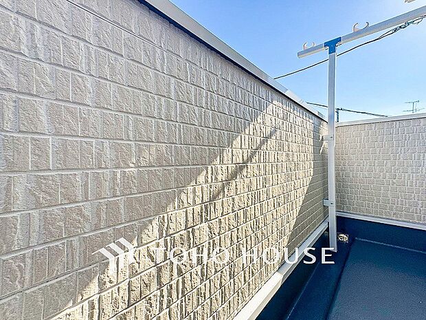 暮らしの中で光と風を演出してくれるバルコニー。