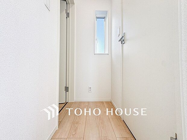 上質感漂う廊下。居住者の帰り、訪れる方を優しく迎える・安らぎに満ちた生活空間を予感させる。