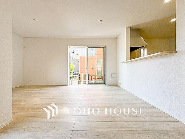 やわらかな陽射しがふりそそぎ、室内に開放感と爽快感をもたらします。