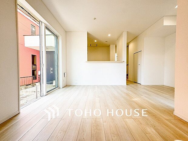 あたたかい日差しがたっぷり降り注ぐLDKは自然と家族の顔があかるい笑顔に。