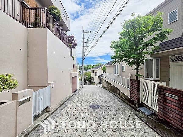 前面道路含む現地写真『快適』は「家」と「街」と「環境」が調和した時に訪れるだと改めて感じさせてくれます。
