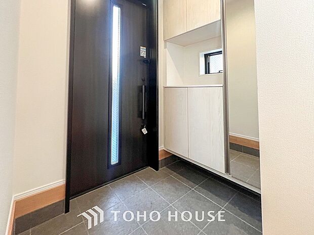 明るくコントラストのある、開放感と清潔感を兼ね備えた玄関。